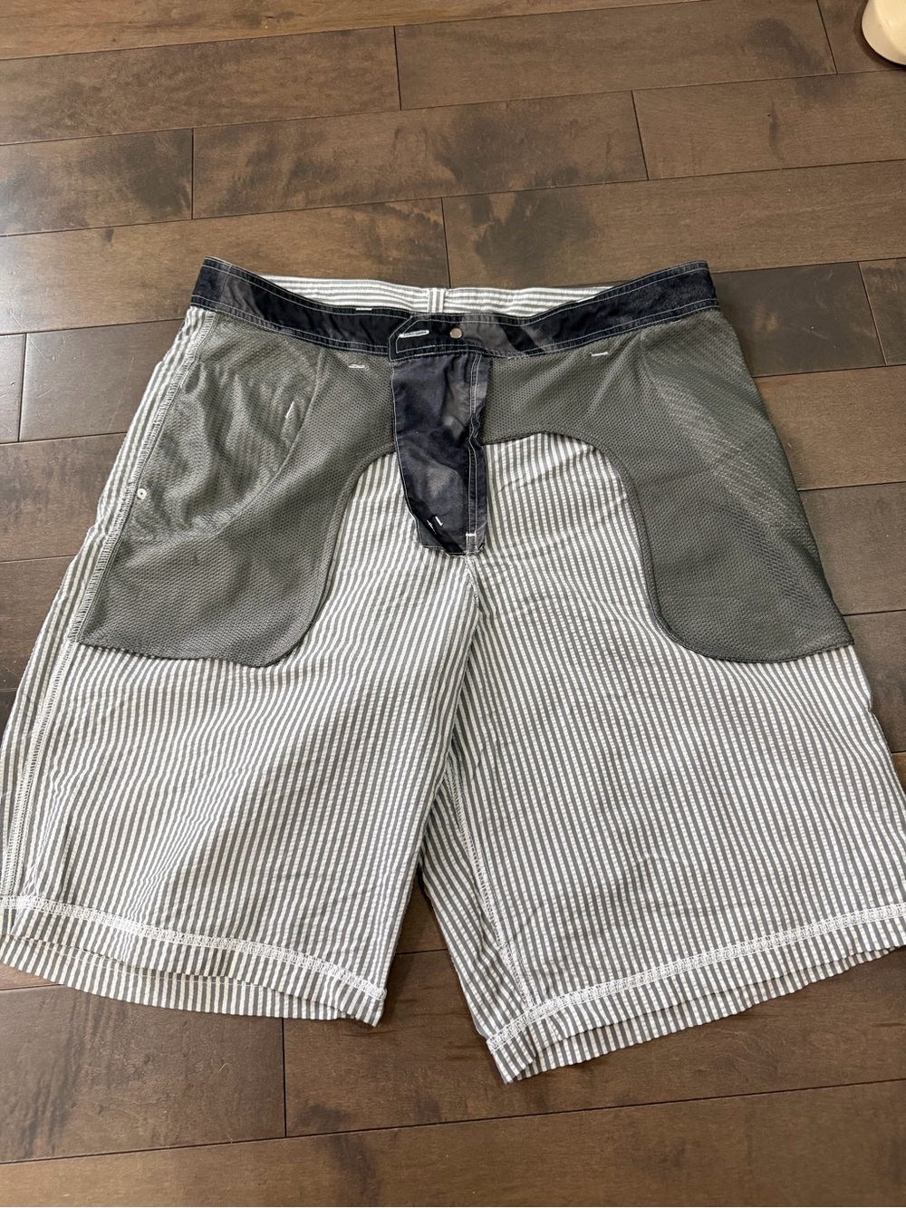 Lululemon Men's Seersucker Stripe Shorts - Size 34-36 - Picture 4 of 6